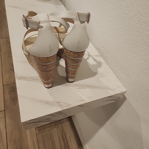 Elegant White Platform Sandals - Picture 3 of 8